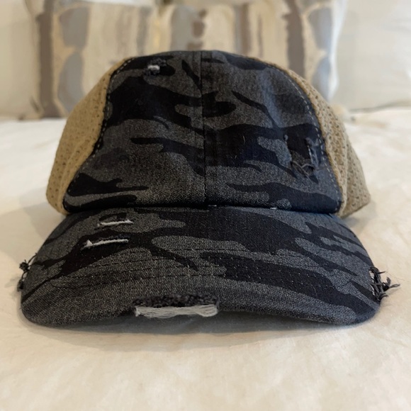 messy bun/ponytail trucker hat - Picture 2 of 7